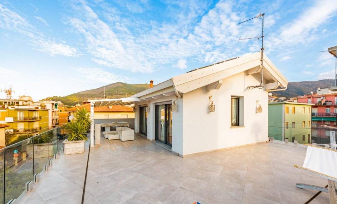 Appartamento Spotorno Con Ampio Terrazzo Attrezzato Anche Con Angolo Cottura מראה חיצוני תמונה