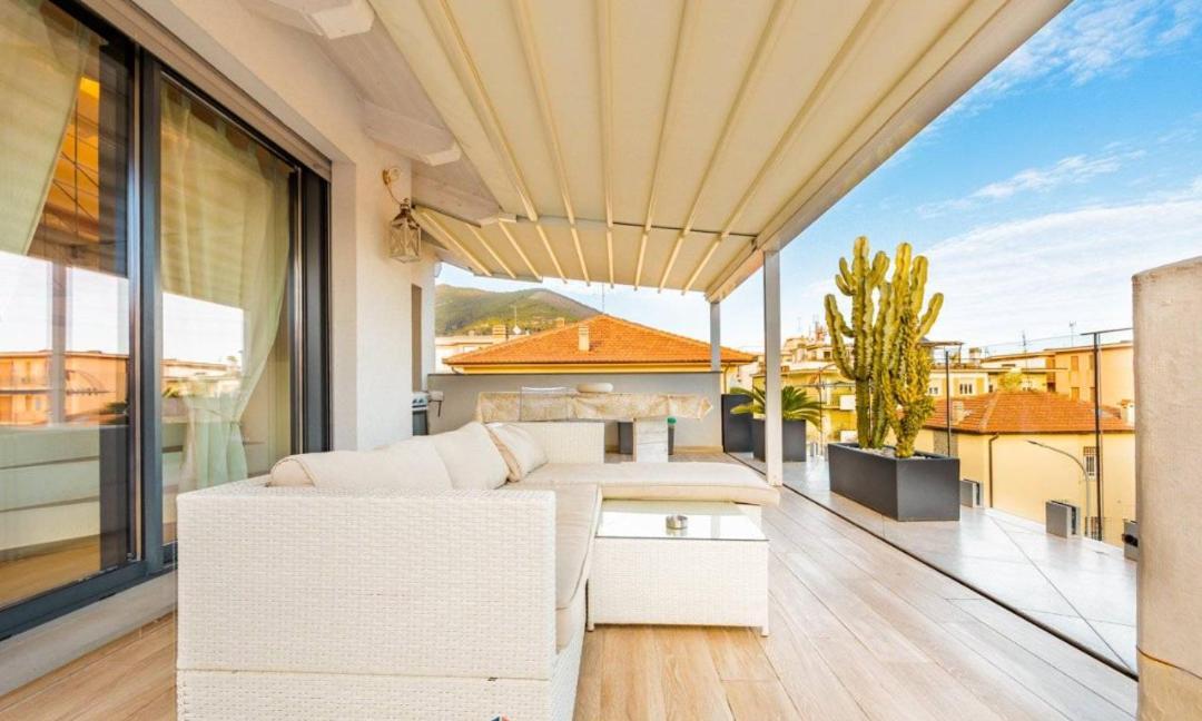 Appartamento Spotorno Con Ampio Terrazzo Attrezzato Anche Con Angolo Cottura מראה חיצוני תמונה